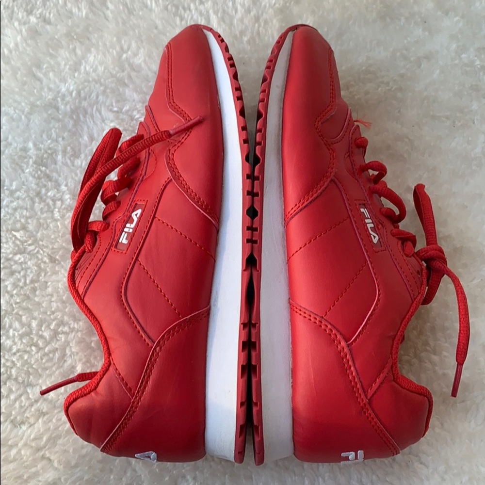 FILAS sneakers reads 7 1/2 but fits snug